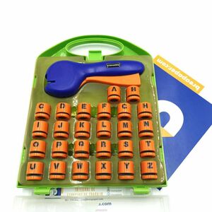 Perforador de letras con 26 cassetes